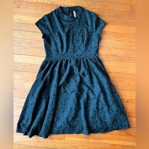 XHILARATION Black and Green Damask Print Knit Dress w/ Cutout